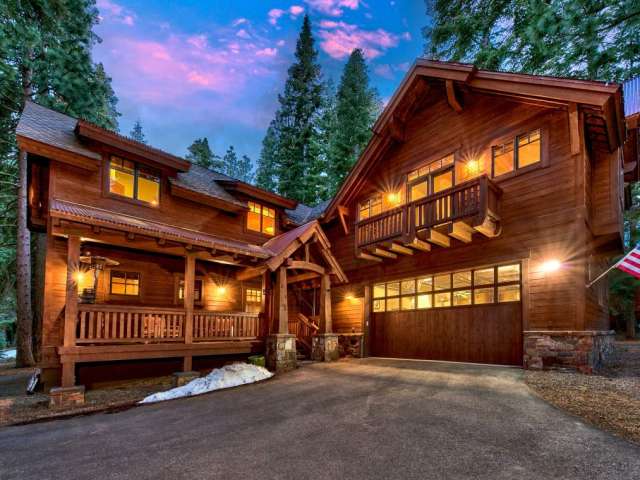 Exquisite Tahoe Donner Home- 4 Suites, Hot Tub, Garage!